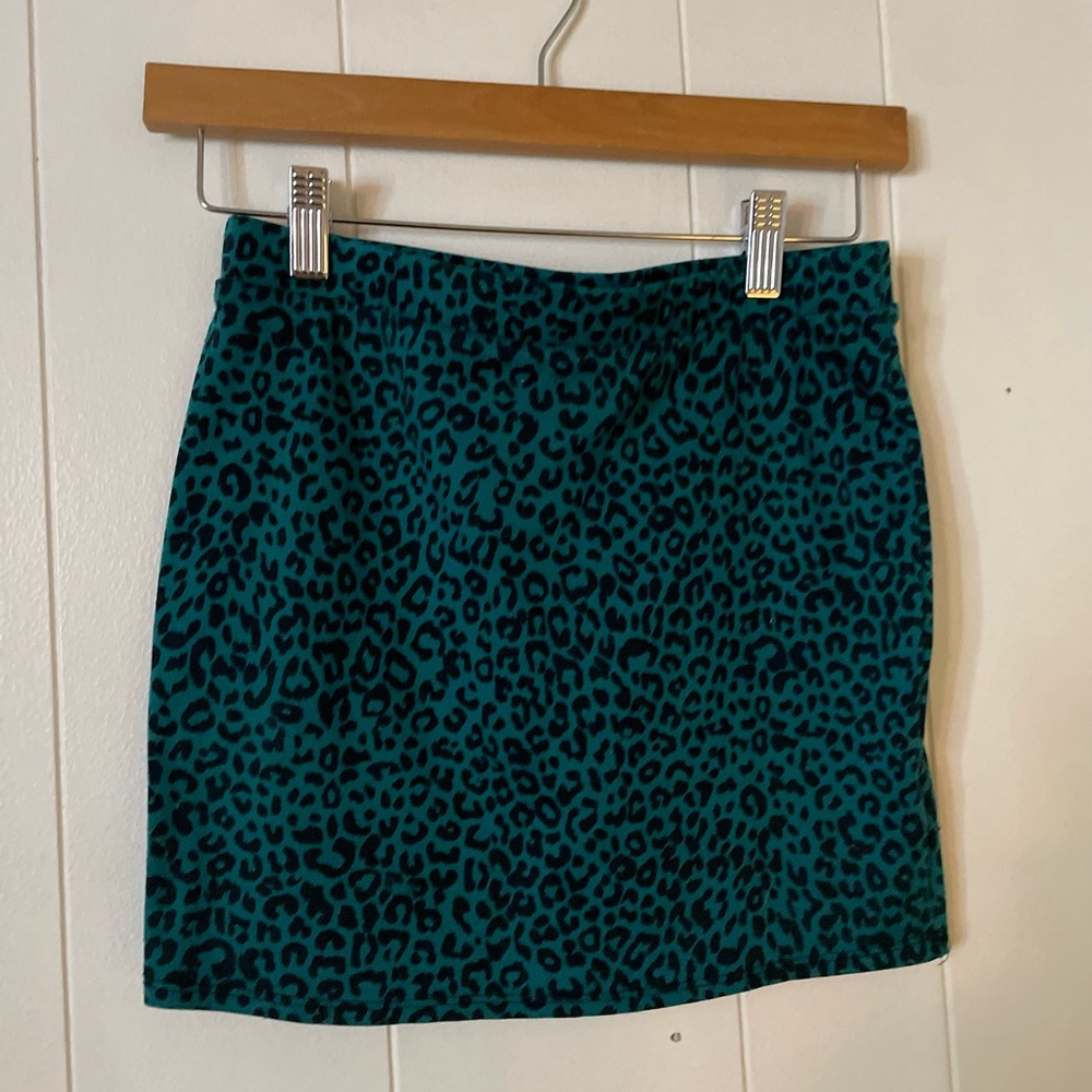 Forever 21 teal animal print mini skirt with elastic waist